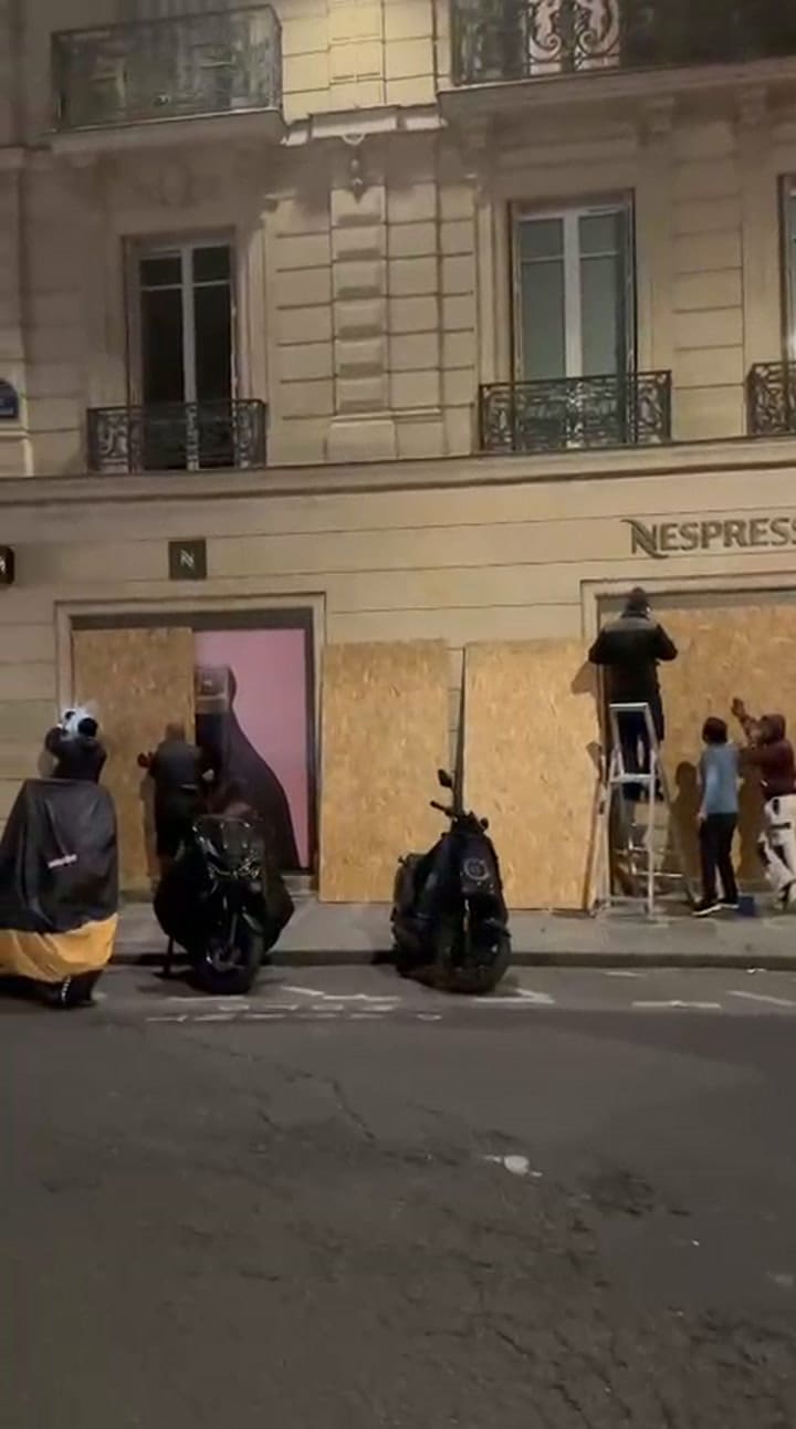 Las tiendas en París se preparan para posibles disturbios