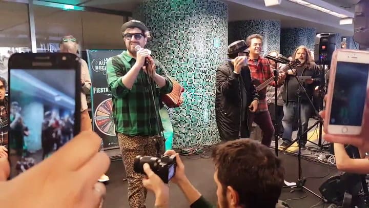 Los Auténticos Decadentes en el subte: 'Cómo me voy a olvidar' - Fuente: YT Sergio Navarro