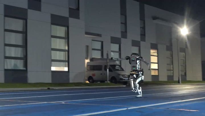 El robot Superman de Unitree corre más rápido que una persona