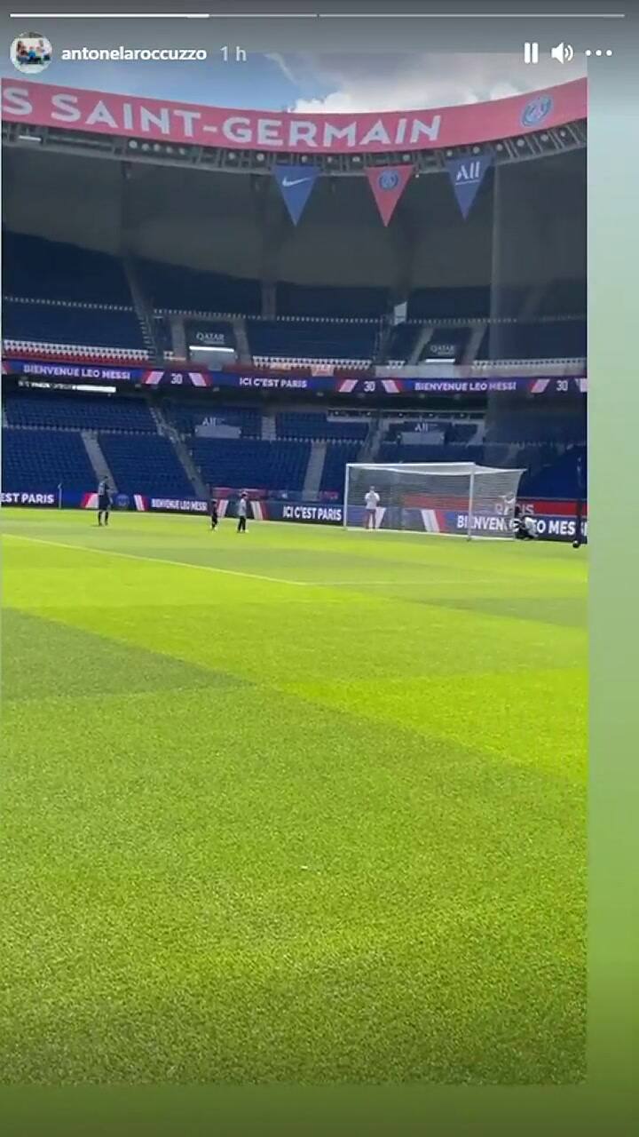 Messi jugando con los hijos en la cancha