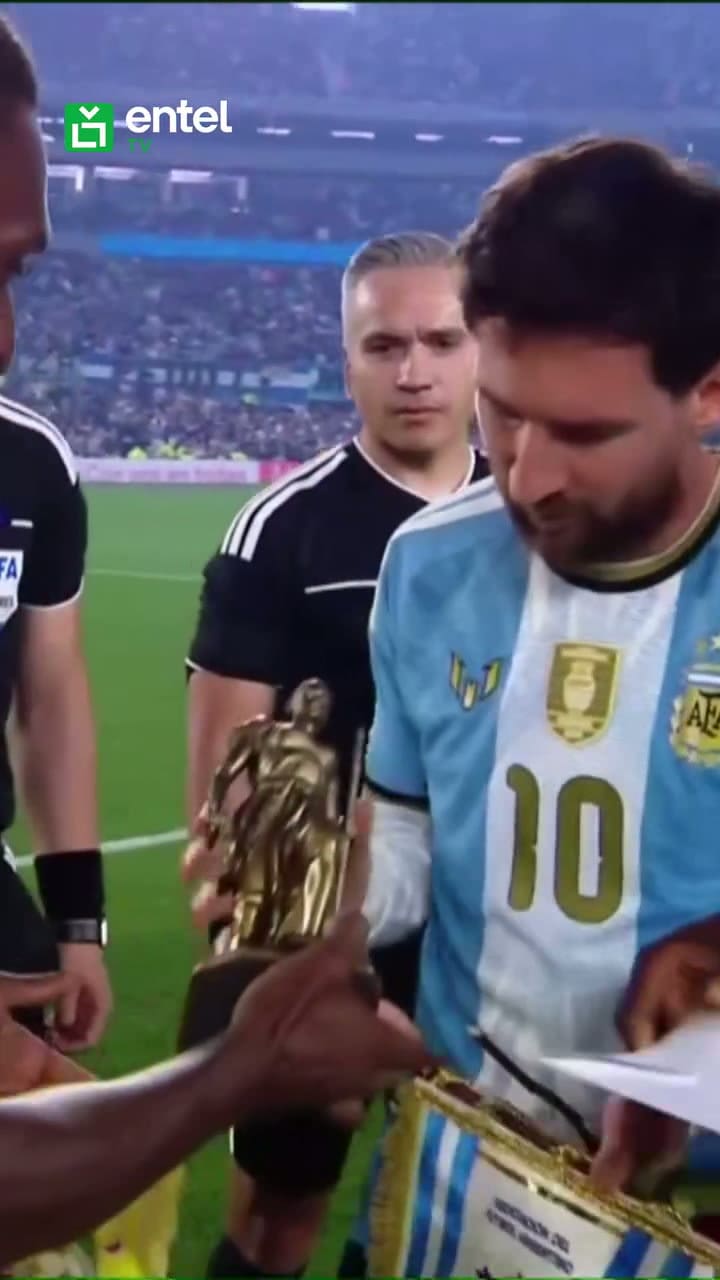 Lionel Messi recibe un presente del capitán de Benín