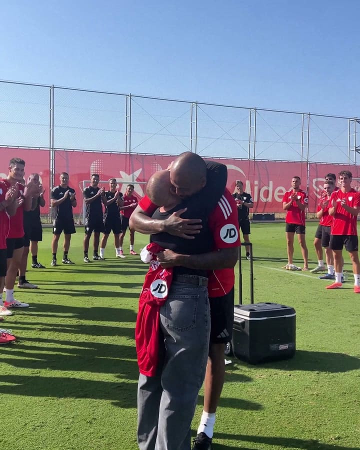 El emotivo gesto del plantel de Sevilla con la mujer de uno de los futbolistas que superó el cáncer