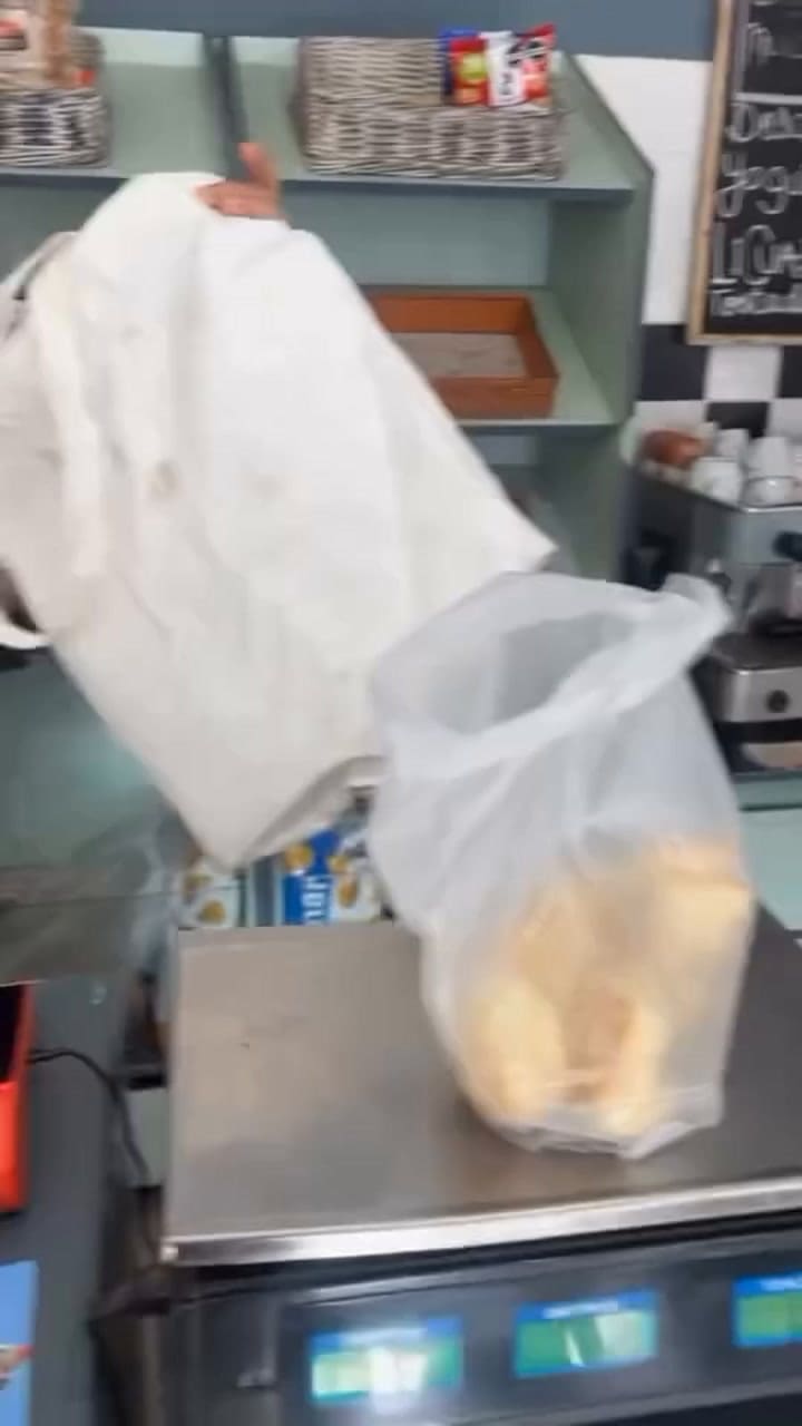 Otto, el perro cordobés que todos los domingos le hace las compras a su dueño