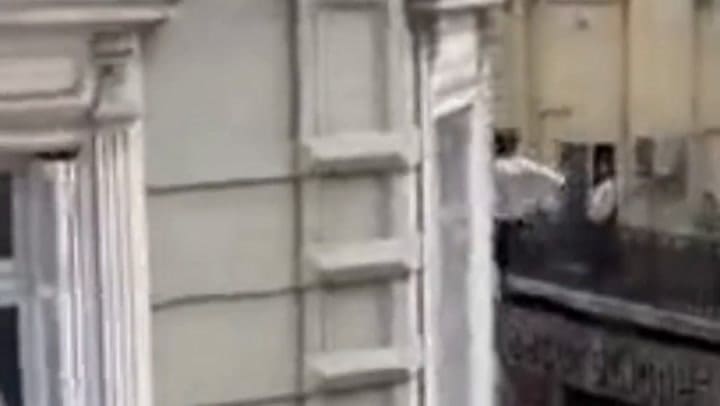 Una mujer se colgó de un cable para escapar de un incendio (gif)