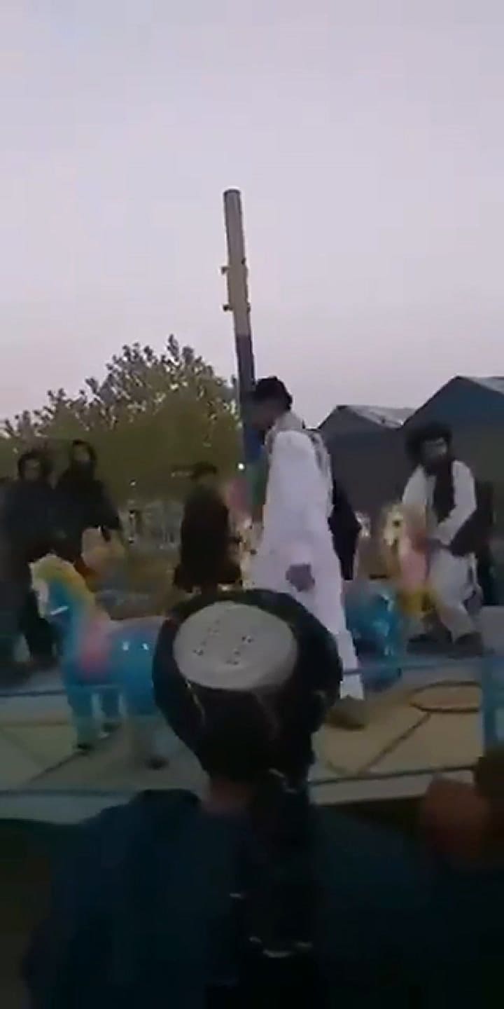 Soldados talibanes se montaron a autitos chocadores y calesitas en un parque de atracciones de Kabul