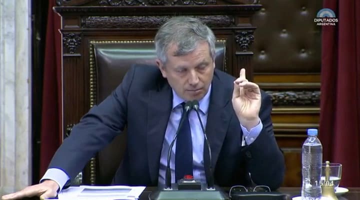 Por incidentes dentro y fuera del recinto, la sesión entró en un cuarto intermedio - Fuente: HCDN