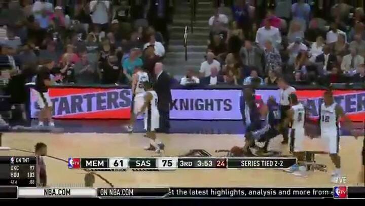 Manu Ginóbili: el golpe contra el piso y la risa que le provocó a Gregg Popovich