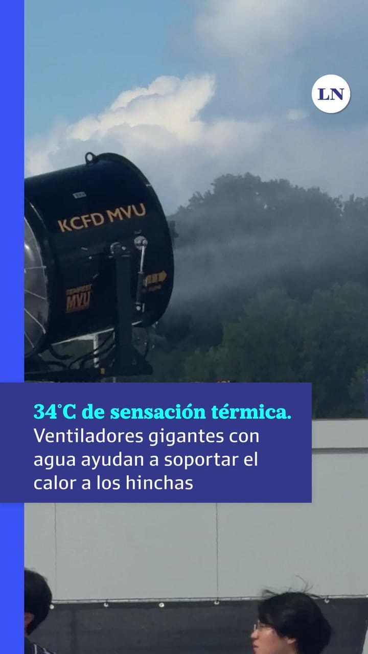 32°C en Kansas: ventiladores gigantes con agua ayudan a soportar el calor a los hinchas