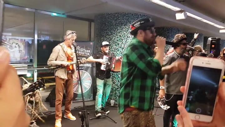 Los Autenticos Decadentes en el subte: 'La guittarra' - Fuente: YT Sergio Navarro