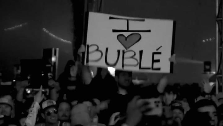 Michael Bublé fue a un recital de Foo Fighters y sorprendió a todos al subir al escenario