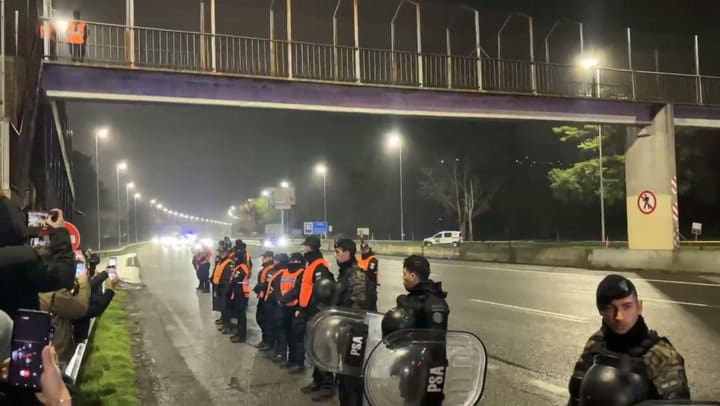 Rumbo al predio Lionel Messi, los jugadores saludaron a los hinchas desde un micro descapotable