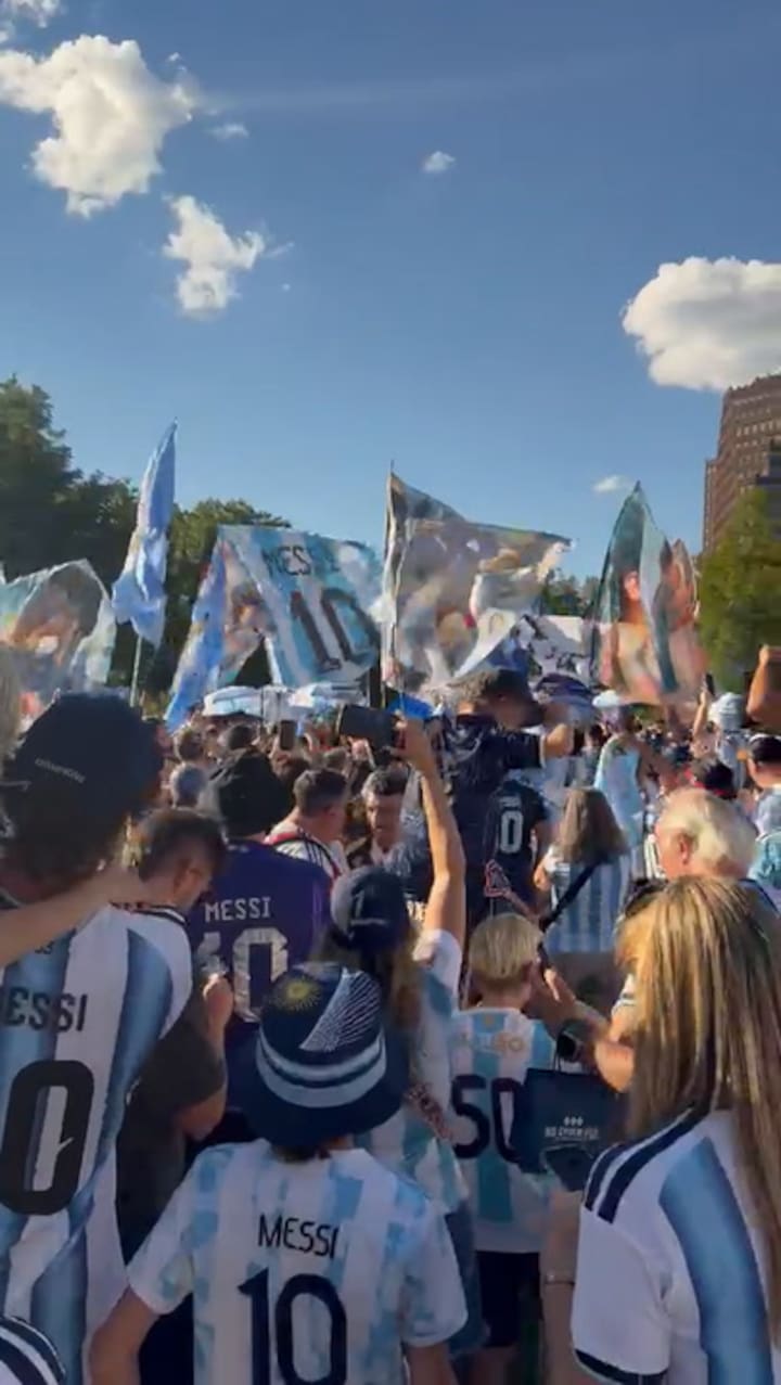 Miles de hinchas participan de un banderazo argentino en Kansas City antes del debut frente a Argelia (Crédito: Matías Boela)