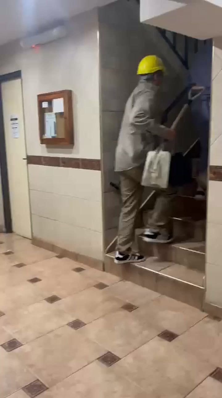 Los policías se despojaron de sus disfraces antes de ingresar en el búnker