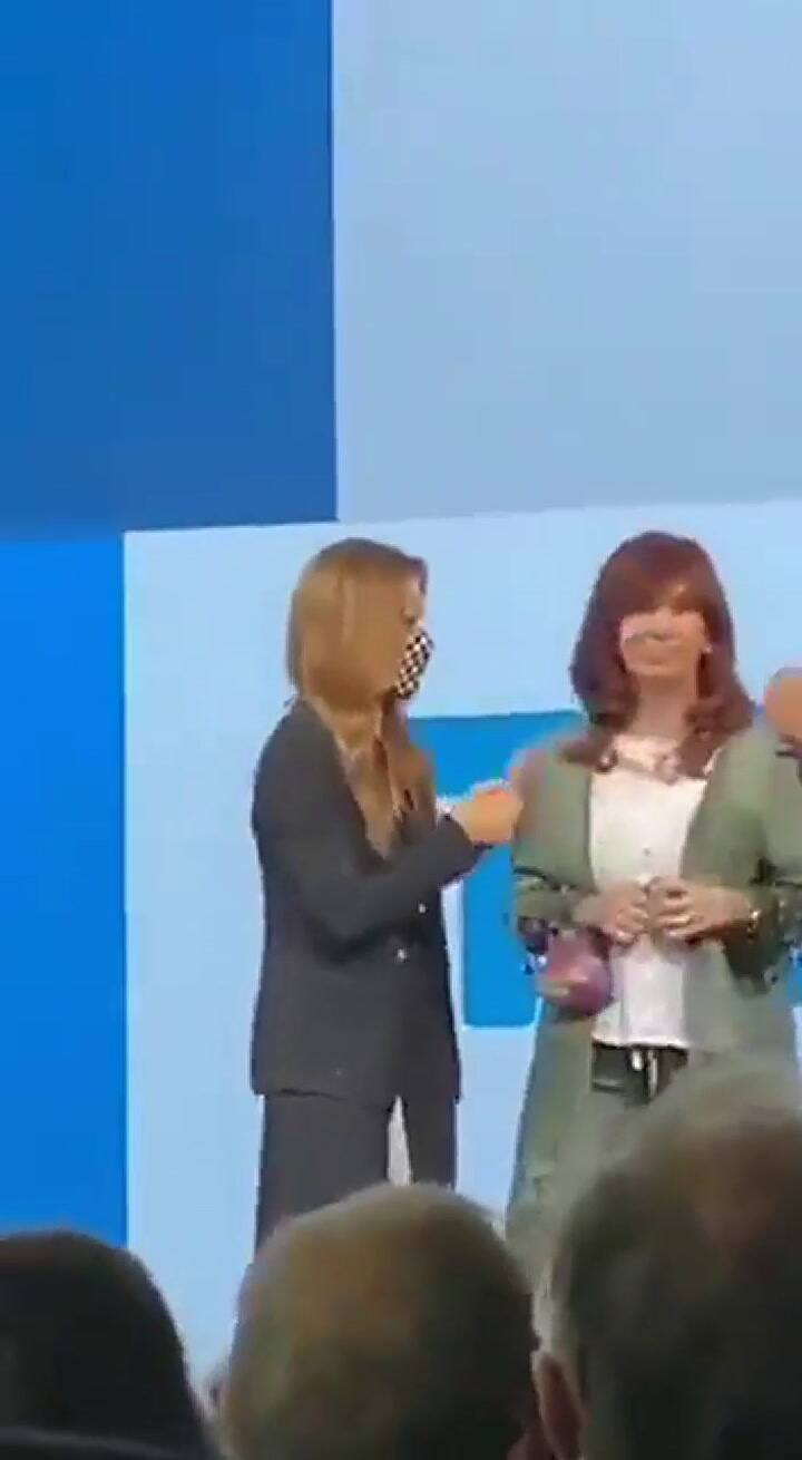 El gélido saludo de Cristina Kirchner a Victoria Tolosa Paz, en el búnker del Frente de Todos