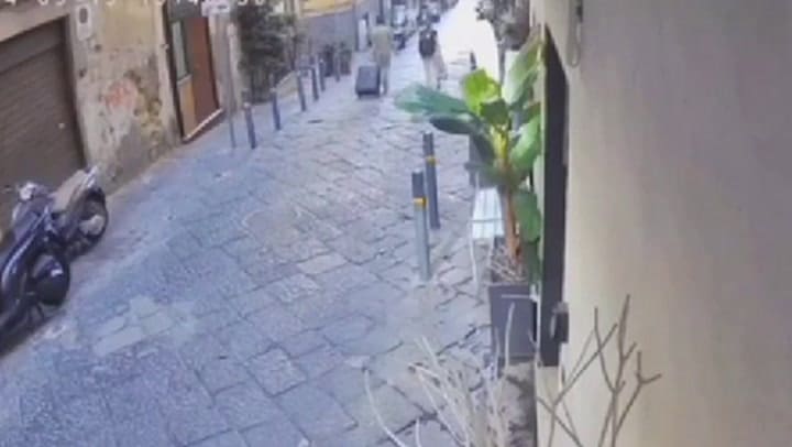 Horror en Italia: una turista de 30 años caminaba por Nápoles, una estatua le cayó sobre la cabeza y murió
