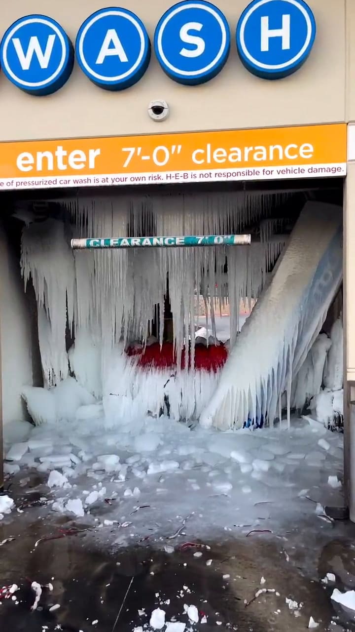 Así quedó un autolavado en Texas por la tormenta invernal