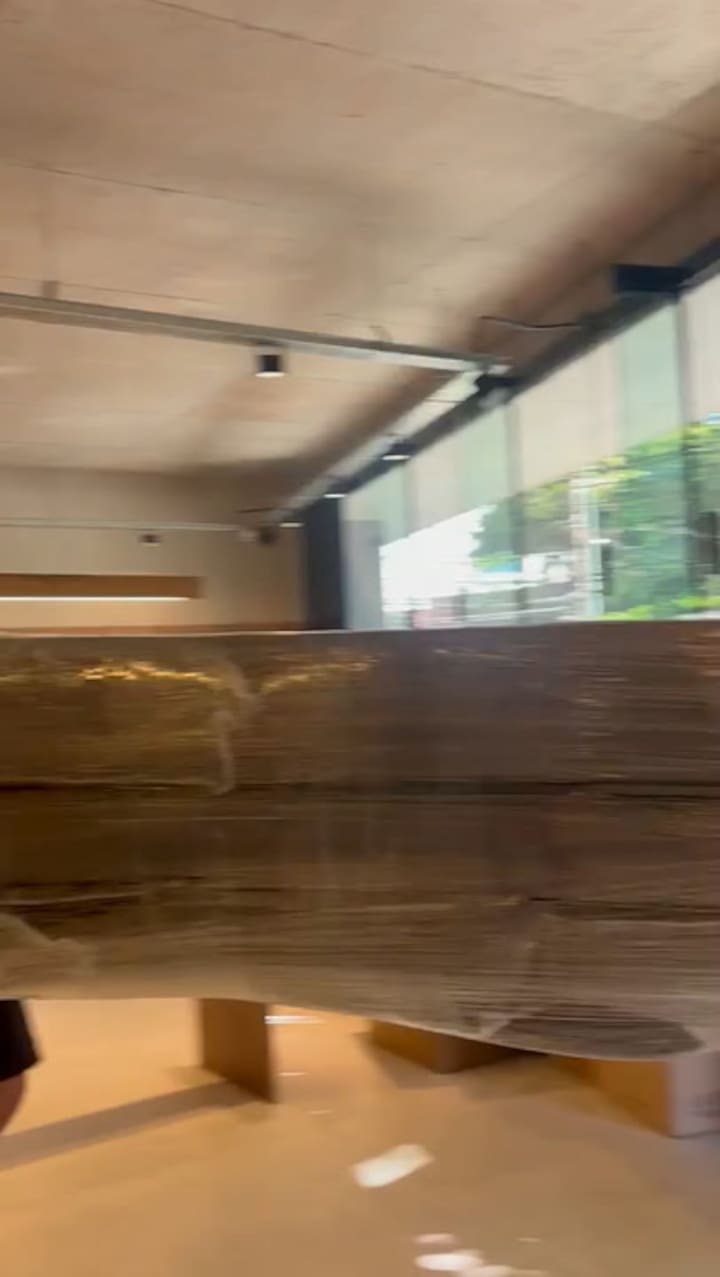 Tomás Lavanini y Ramiro Herrera en plena construcción de FOMO Café