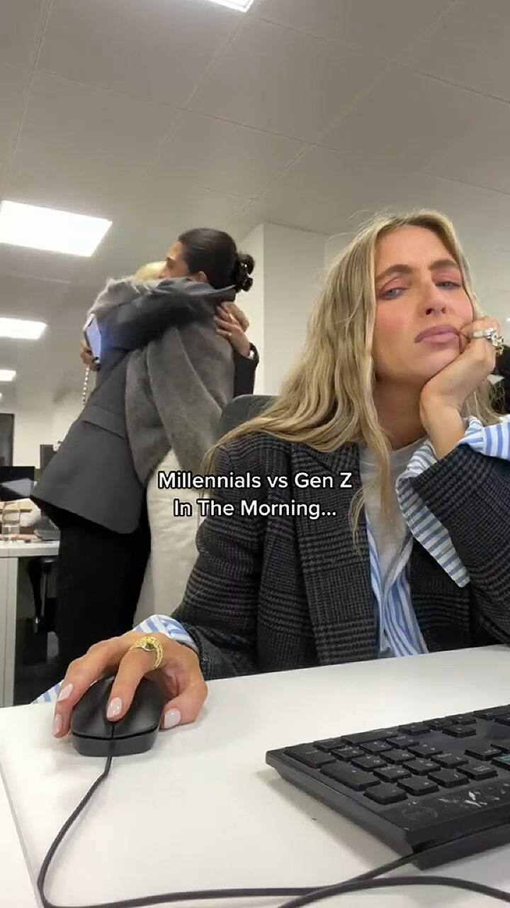Una mujer reacciona ante las actitudes de sus compañeras más jóvenes en el trabajo