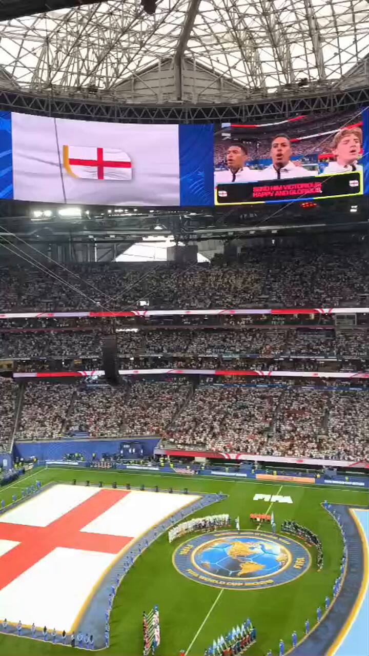 Duelo entre hinchas argentina e ingleses durante los himnos de ambos seleccionados
