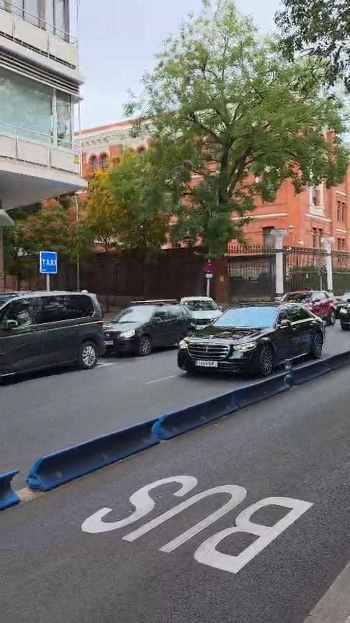 La llegada de Milei a su hotel en Madrid