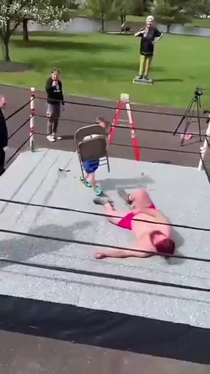 Revelaron el sexo de su bebé con una lucha libre