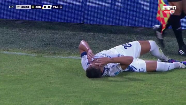 Di María golpeó a Augusto Schott durante un lateral
