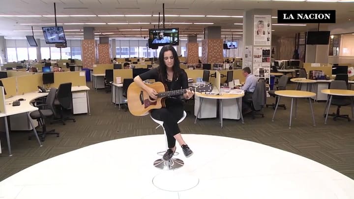 3. Julieta Venegas canta en la LA NACION