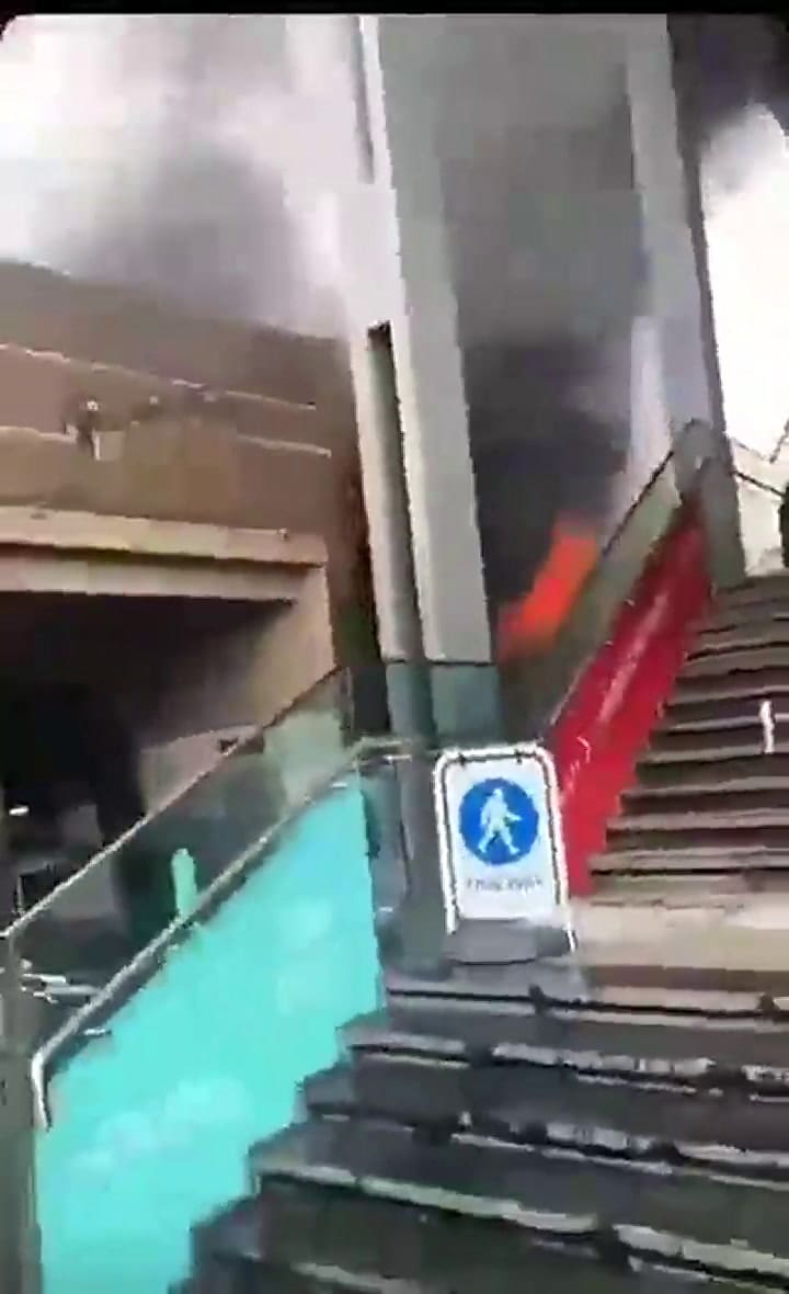 Explosión en Londres: un hombre y dos niños fueron rodeados por el humo - Fuente: Twitter