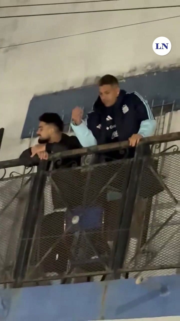 Facundo Medina salió a saludar a los vecinos de su barrio junto con el Flaco López