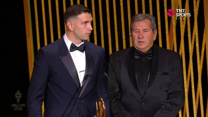 Didier Drogba le pide respeto al público del Balón de Oro que abuchea al Dibu Martínez