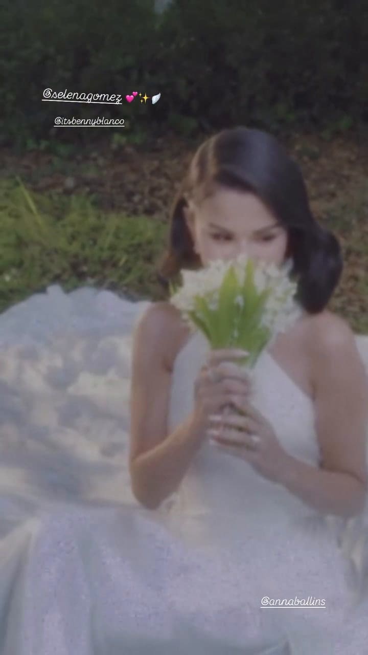 Selena Gómez posa en el jardín de la propiedad donde celebró su boda