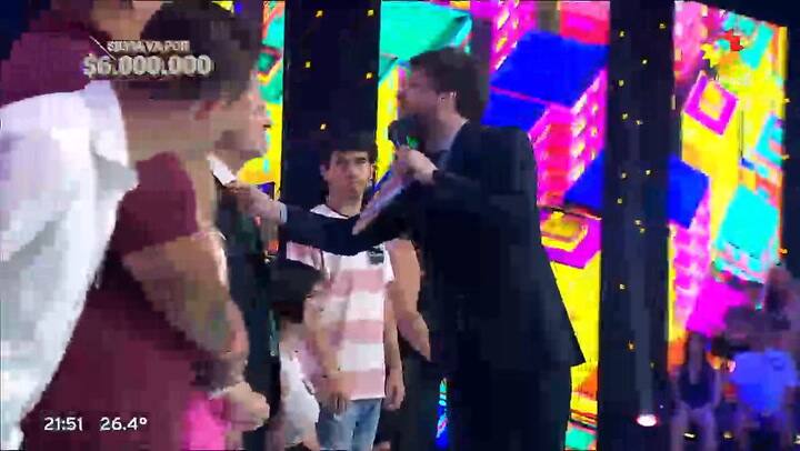 Guido Kaczka le acompada la vestimenta a Bruno en Los 8 escalones
