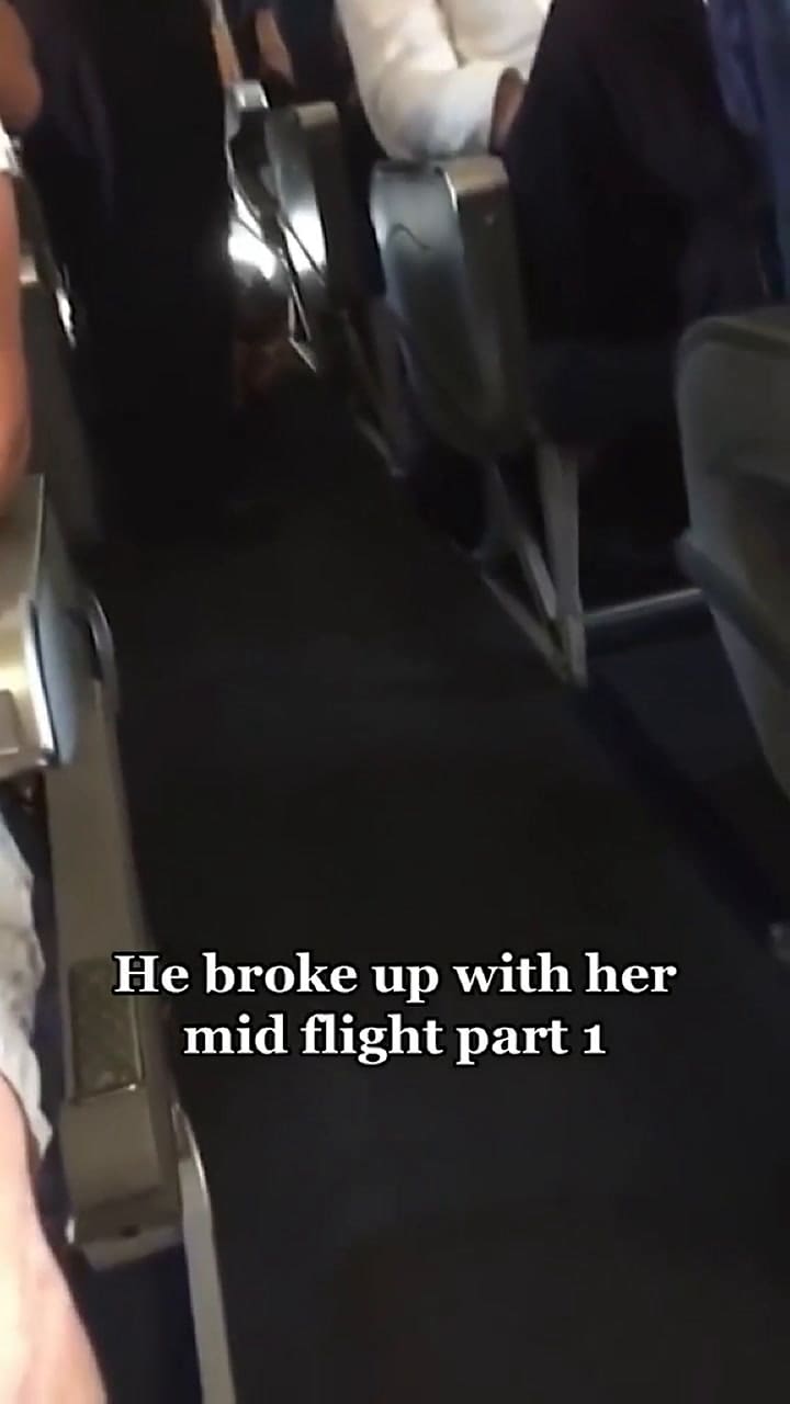 Una mujer perdió el control en un avión al saber que su novio la terminó
