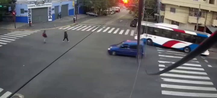 El momento en que le arrojan el piedrazo al auto en Parque Chacabuco