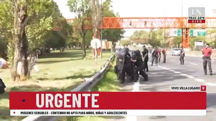 Villa Lugano: vecinos tiran piedras a la Policía para volver a cortar la Autopista Dellepiane