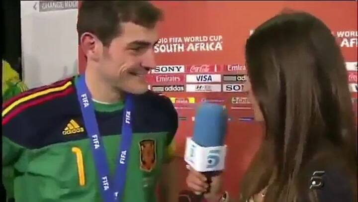 Iker Casillas besa a Sara Carbonero