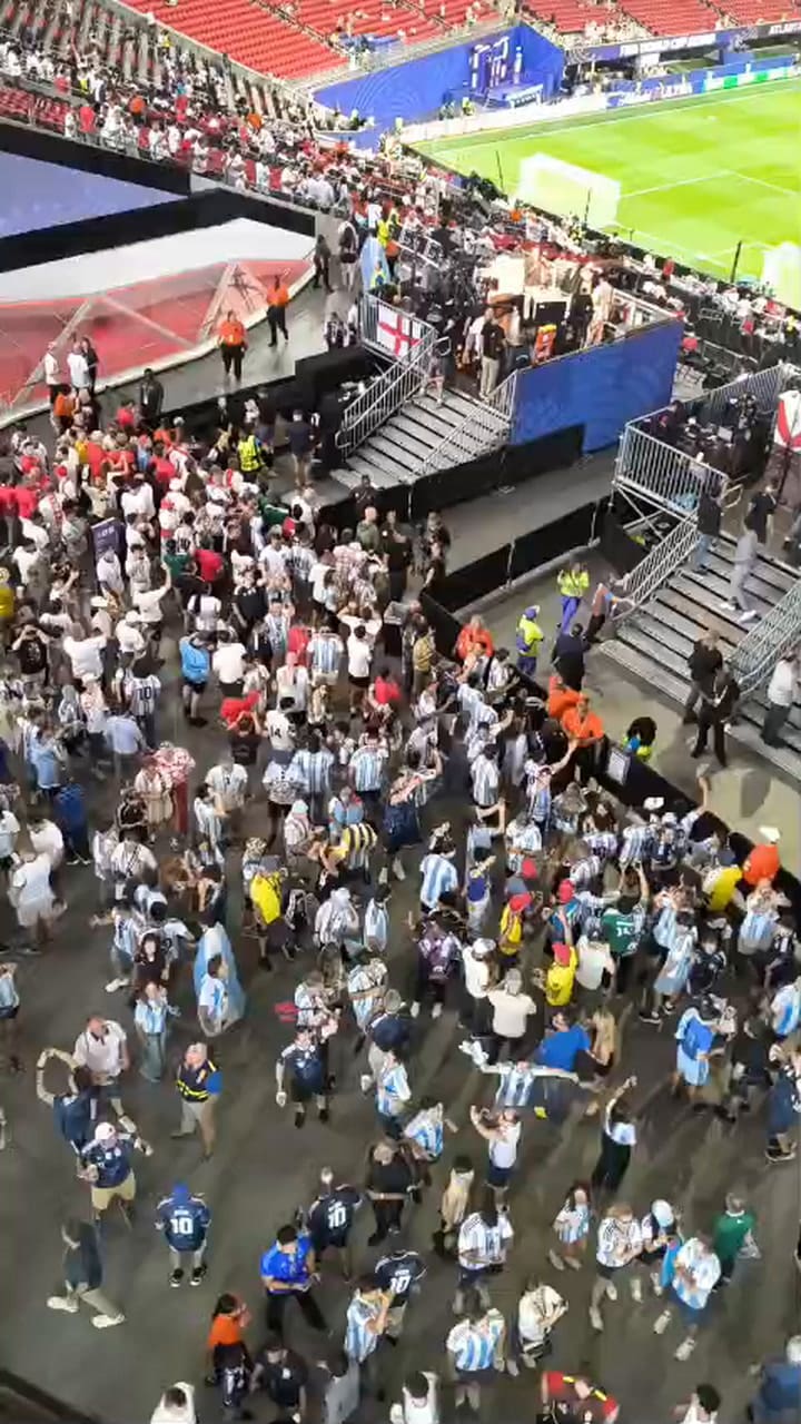Hinchas argentinos en la previa de la semifinal contra Inglaterra
