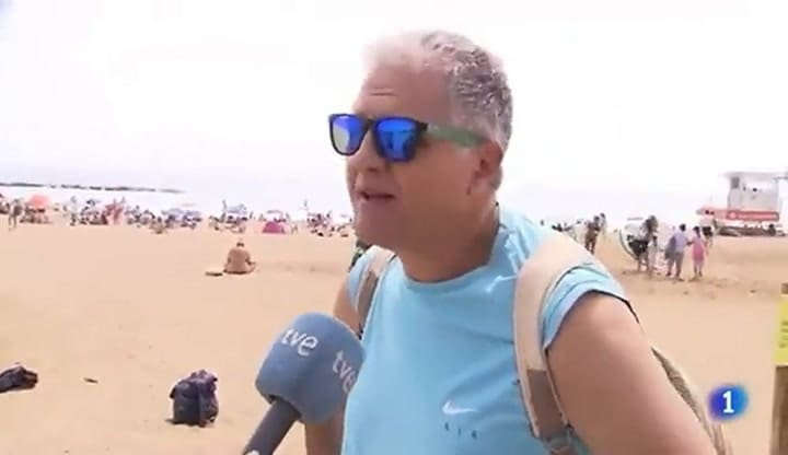 Entrevistaban a un turista en la playa y captaron momento en que robaron un bolso