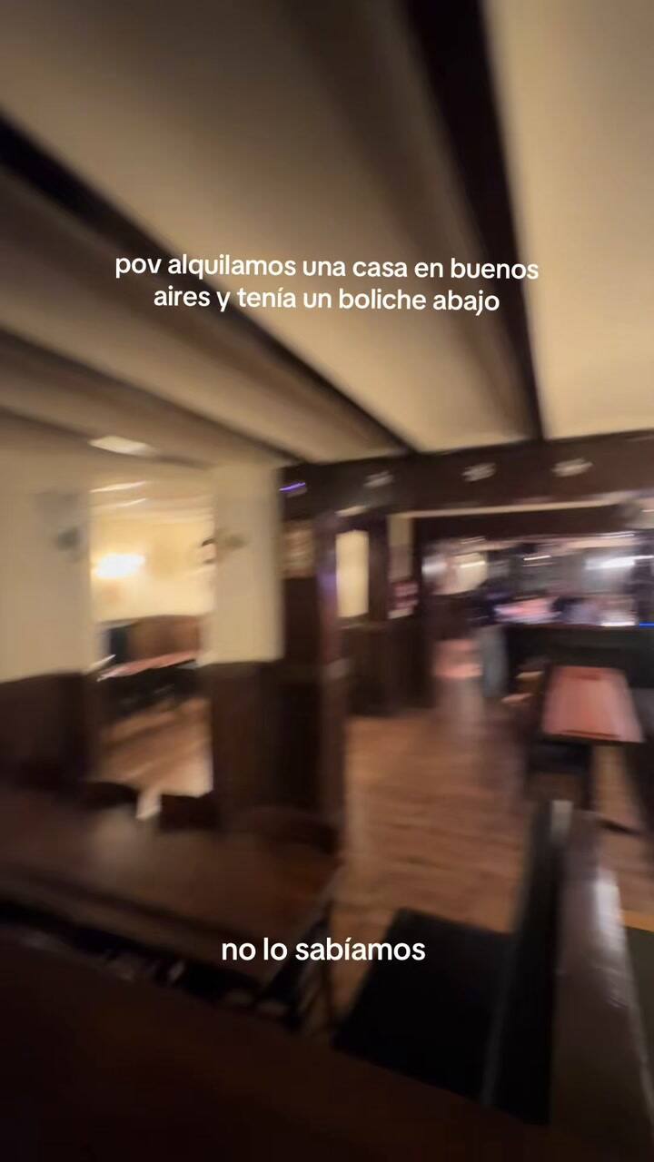Los turistas que alquilaron un AirBnb en donde antes funcionaba El Álamo