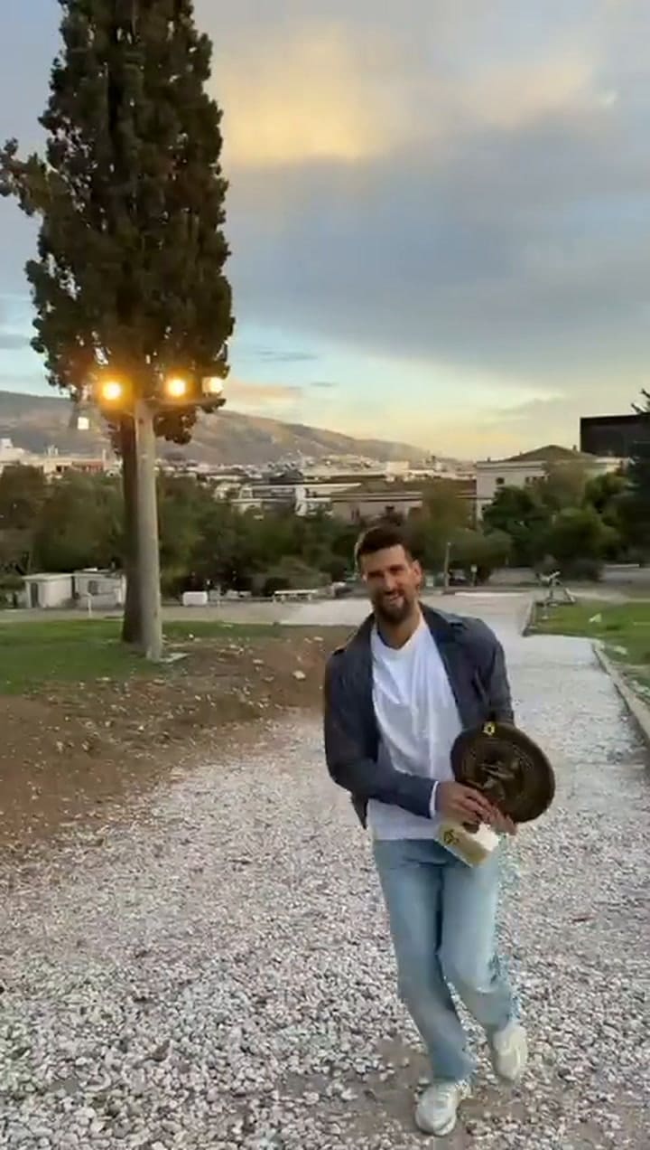 El particular momento que vivió Djokovic al querer celebrar su nuevo título rodeado de perros dálmatas
