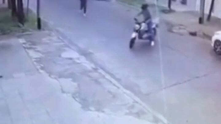El momento en el que uno de los delincuentes fue abatido