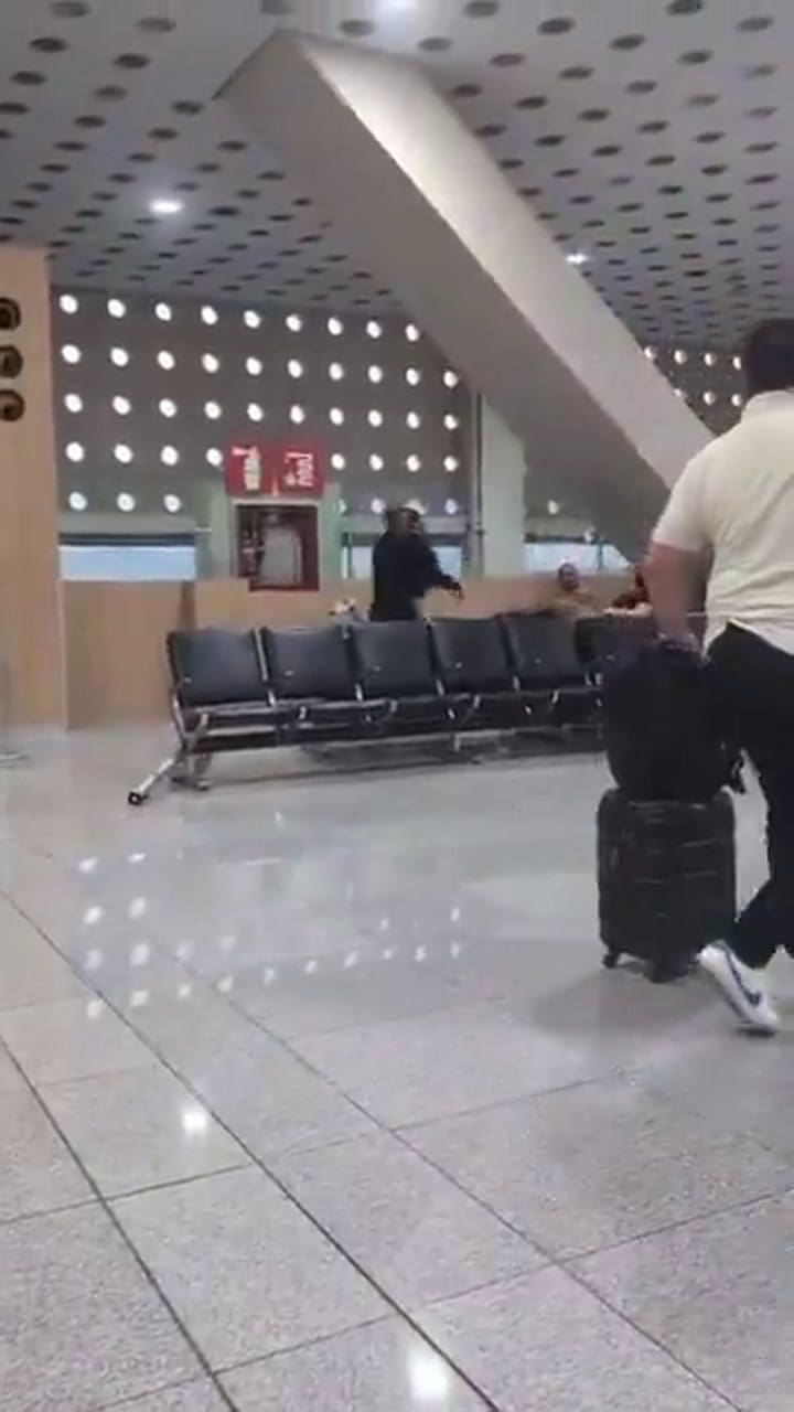 Un grupo de pasajeros fue retirado de un avión y terminó a las piñas con persona de una aerolínea en México
