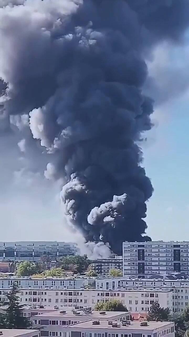 La columna de humo del incendio en Rungis