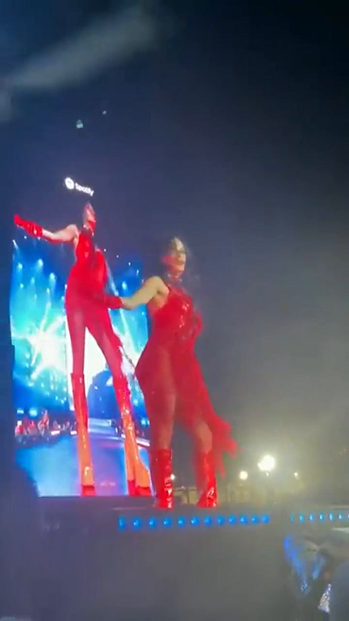 El momento en que se le corta el sonido a Lali Espósito en pleno recital