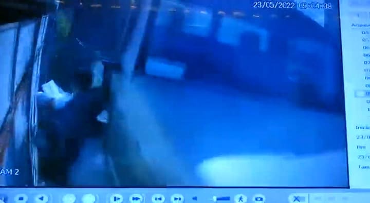 El momento en el que un hombre se salva milagrosamente de ser aplastado por un camión