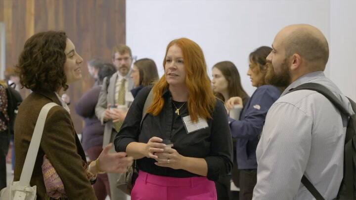 California Jobs First es una iniciativa que fomenta la inversión y la creación de empleo en el estado.
