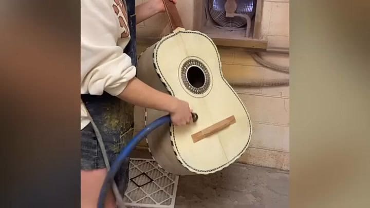 La historia del luthier mexicano elegido por los famosos en EE.UU. para crear sus guitarras