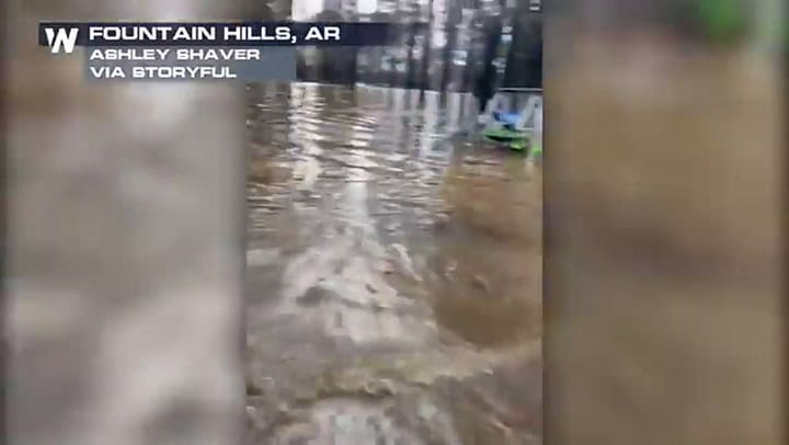 Familia afectada por las inundaciones en el estado de Arkansas