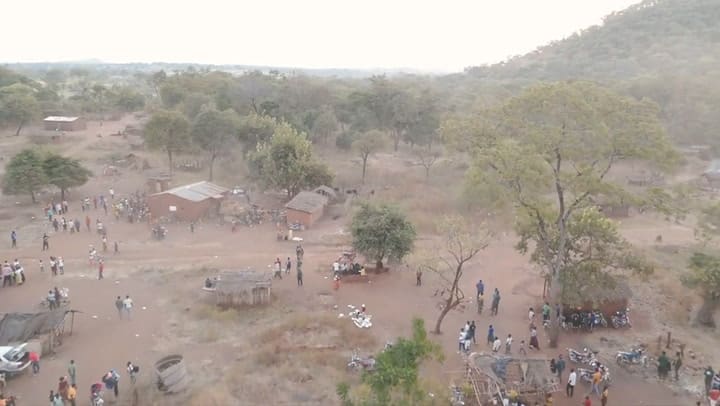 Fashion Sakala retornó a Zambia y causó una revolución en su pueblo natal