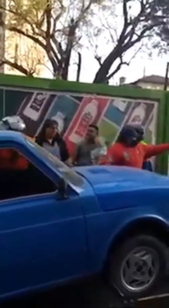 Enojado porque le habían secuestrado el auto a su hijo
